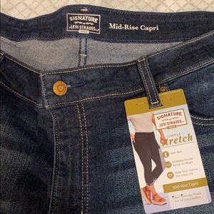 Levi stratus signature stretch capris